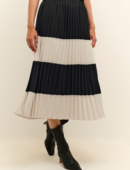 Culture - CUbetty Skirt - plisserade kjolar - black - 2