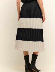 Culture - CUbetty Skirt - plisserade kjolar - black - 4