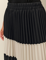 Culture - CUbetty Skirt - svārki ar ielocēm - black - 6