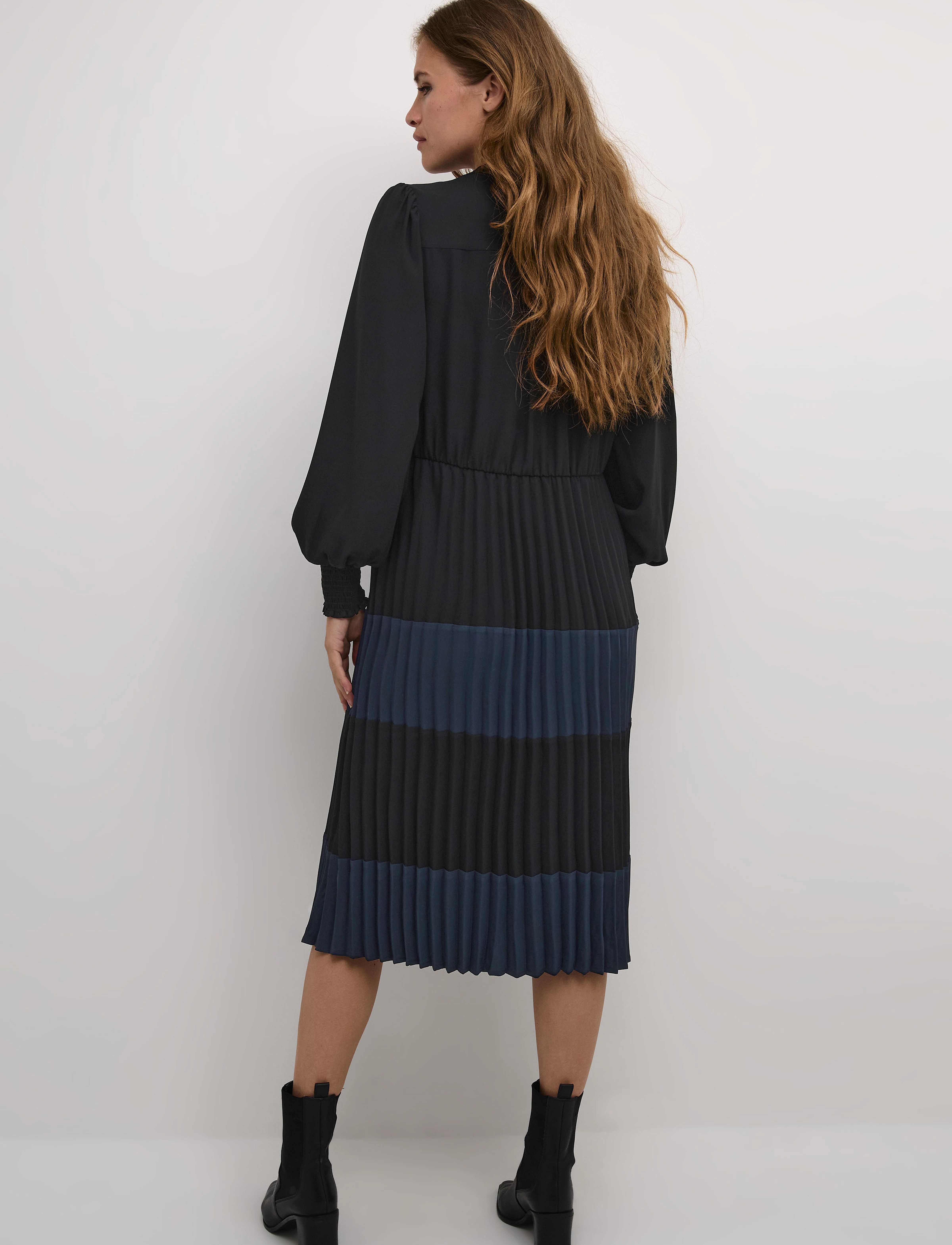 Culture - CUbetty Dress - midi kjoler - black / salute - 4