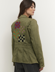 Culture - CUbentha Jacket - utility jackets - burnt olive - 4