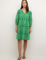 Culture - CUtia Dress - korte kjoler - holly green - 3