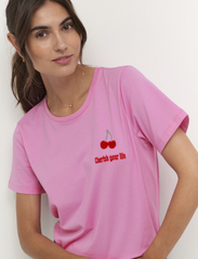 Culture - CUgith Cherrish T-Shirt - laveste priser - fuchsia pink - 5