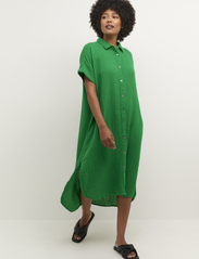 Culture - CUelina Kaftan Dress - skjortklänningar - jolly green - 3