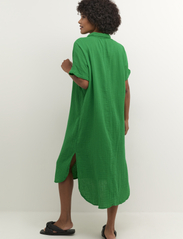 Culture - CUelina Kaftan Dress - skjortklänningar - jolly green - 4