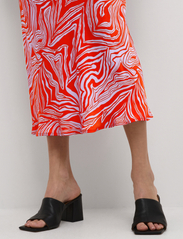 Culture - CUvilma Skirt - satinnederdele - orange - 5