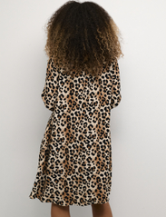 Culture - CUatlas Dress - sukienki koszulowe - leopard - 4