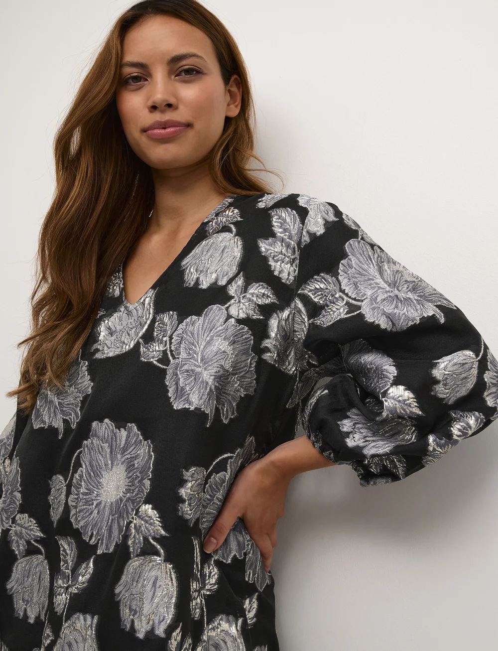 Culture - CUaida V-neck Dress - midiklänningar - silver - 5