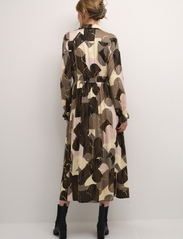 Culture - CUhelena Long Dress - skjortklänningar - pale mauve abstract - 3