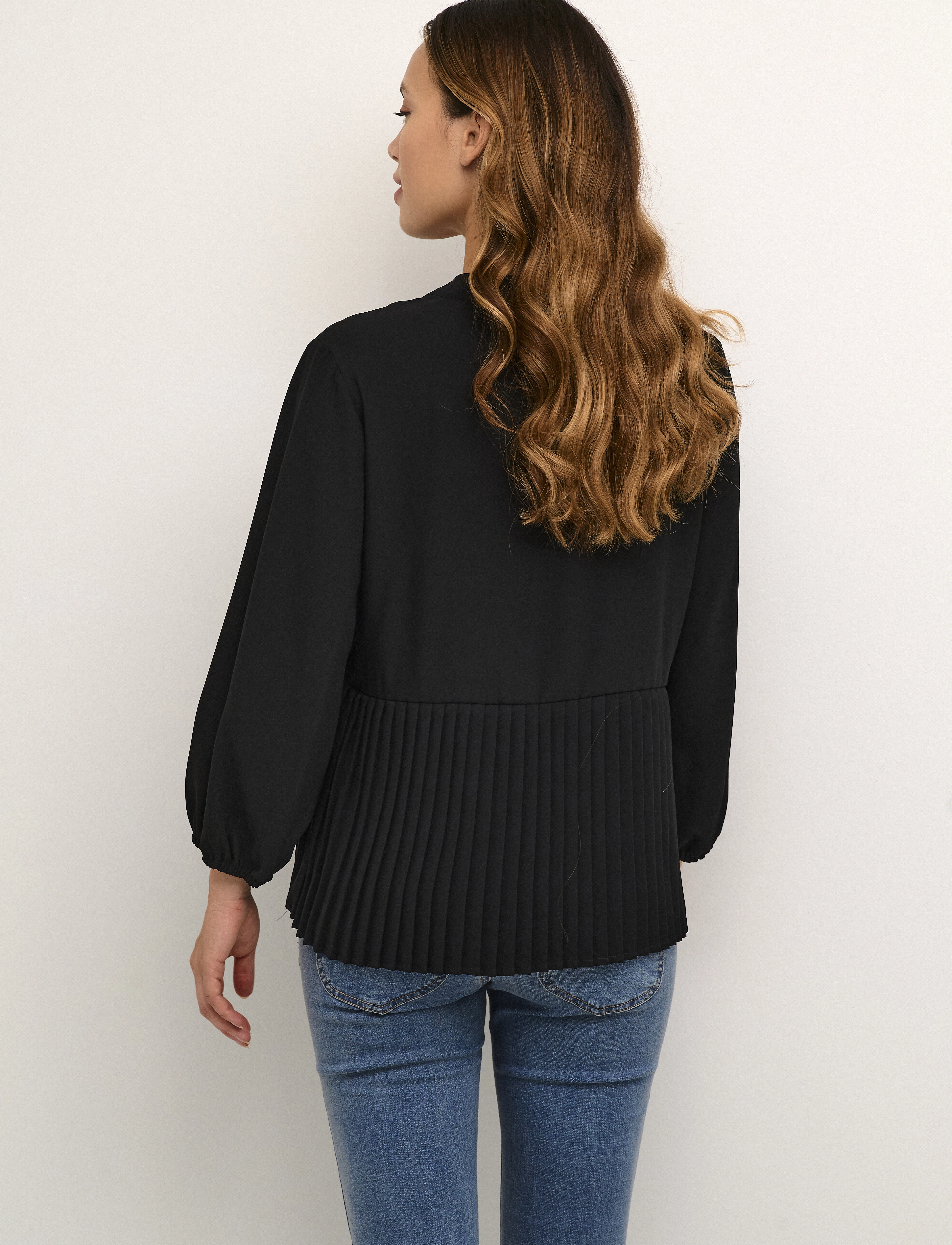 Culture - CUbetty VN Blouse - langärmlige blusen - black - 4