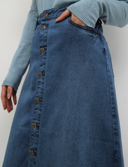 Culture - CUami Skirt - vidutinio ilgio sijonai - medium blue wash - 5