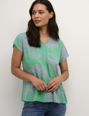 Culture - CUpolly SS Blouse - short-sleeved blouses - green/pink paisley - 2