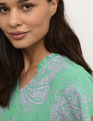 Culture - CUpolly SS Blouse - short-sleeved blouses - green/pink paisley - 5