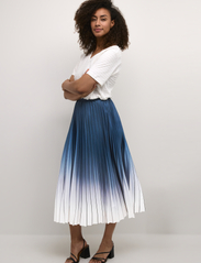 Culture - CUscarlett Ombre Skirt - plisserade kjolar - dress blues - 3