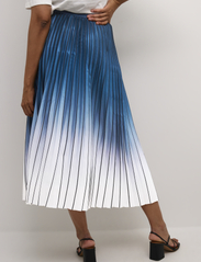 Culture - CUscarlett Ombre Skirt - plisseskjørt - dress blues - 4