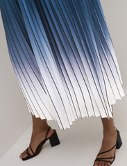 Culture - CUscarlett Ombre Skirt - plisowane spódnice - dress blues - 5