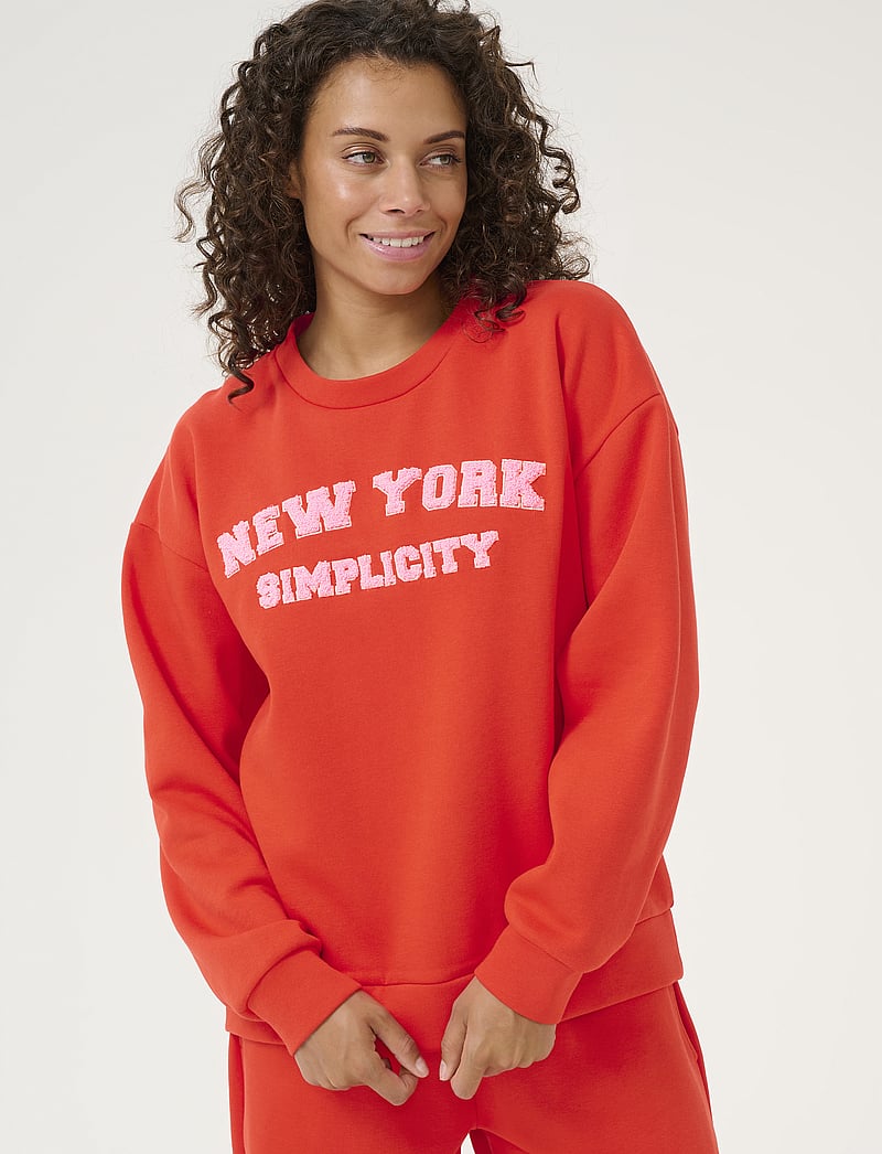 Culture - CUchira Charlie Sweatshirt - mid layer jackets - fiery red - 0