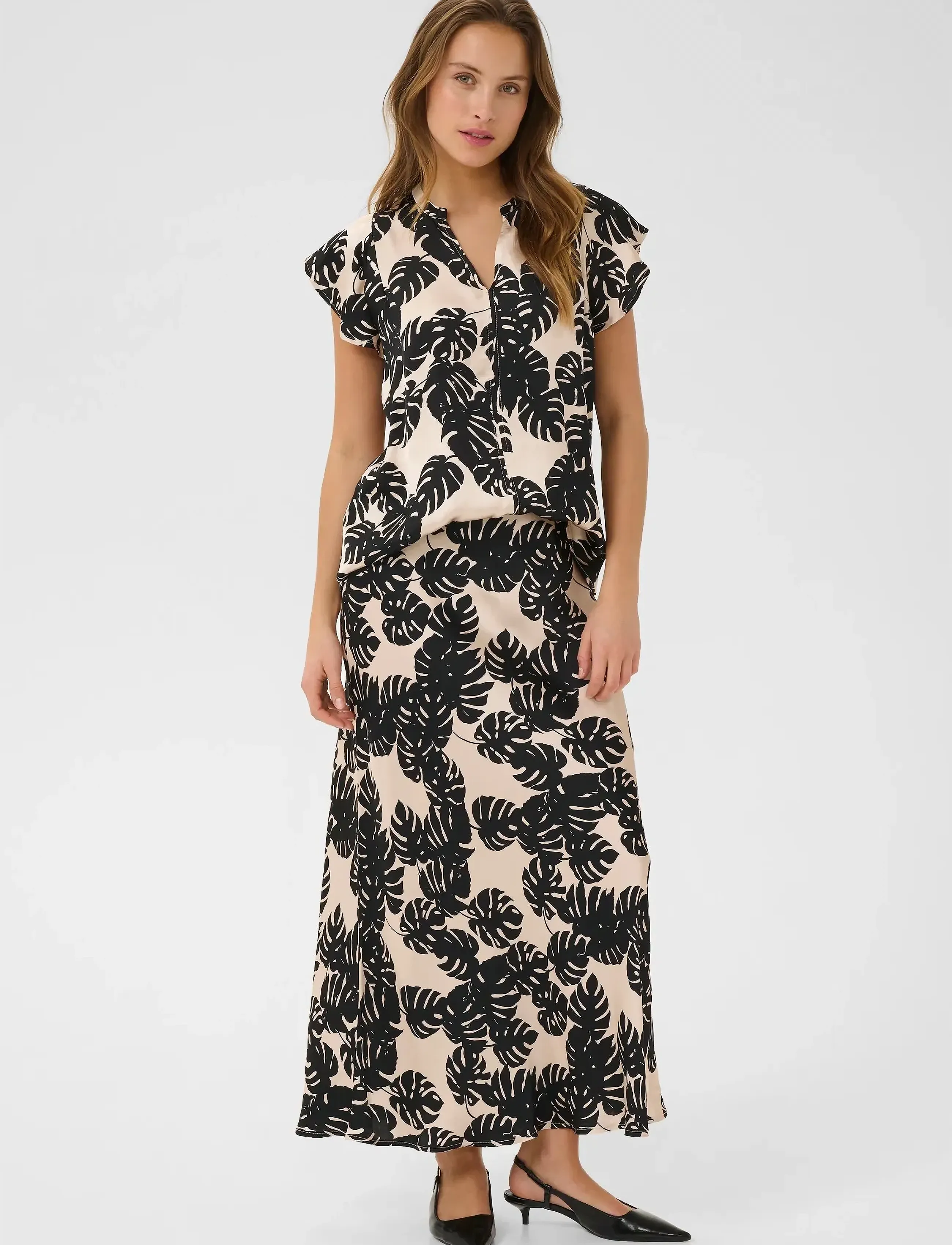 Culture - CUmiso Berna Capsleeve - kortærmede bluser - black palm leaves - 3