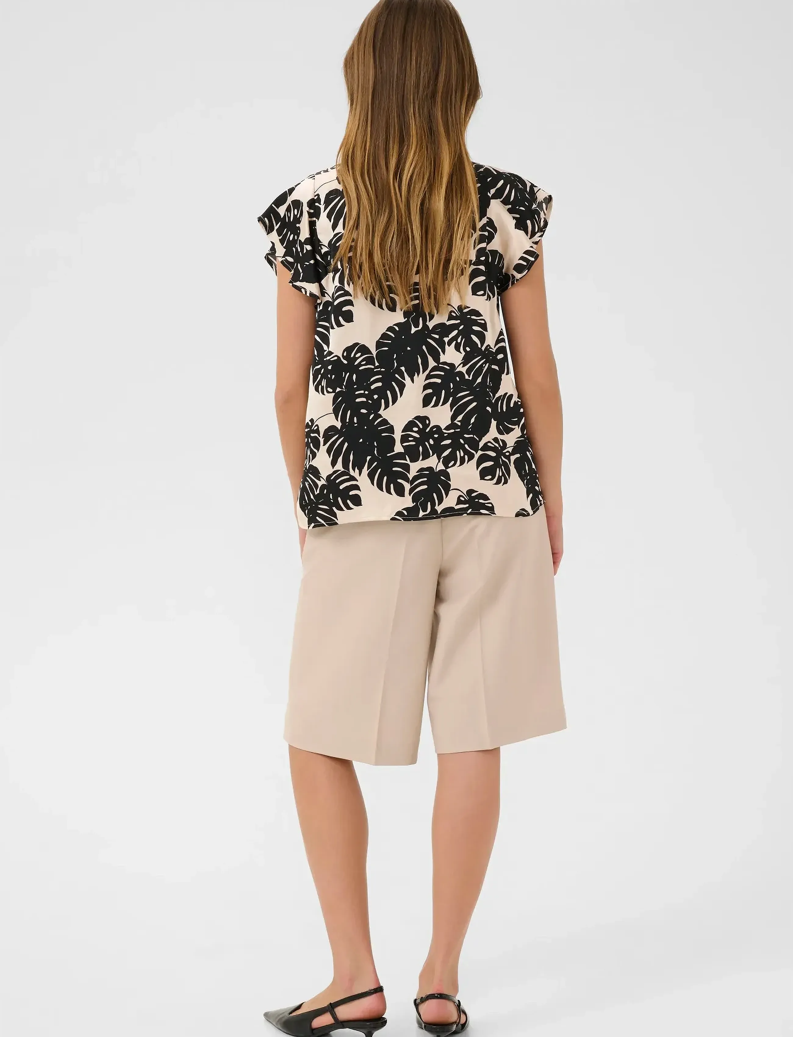 Culture - CUmiso Berna Capsleeve - kortærmede bluser - black palm leaves - 4