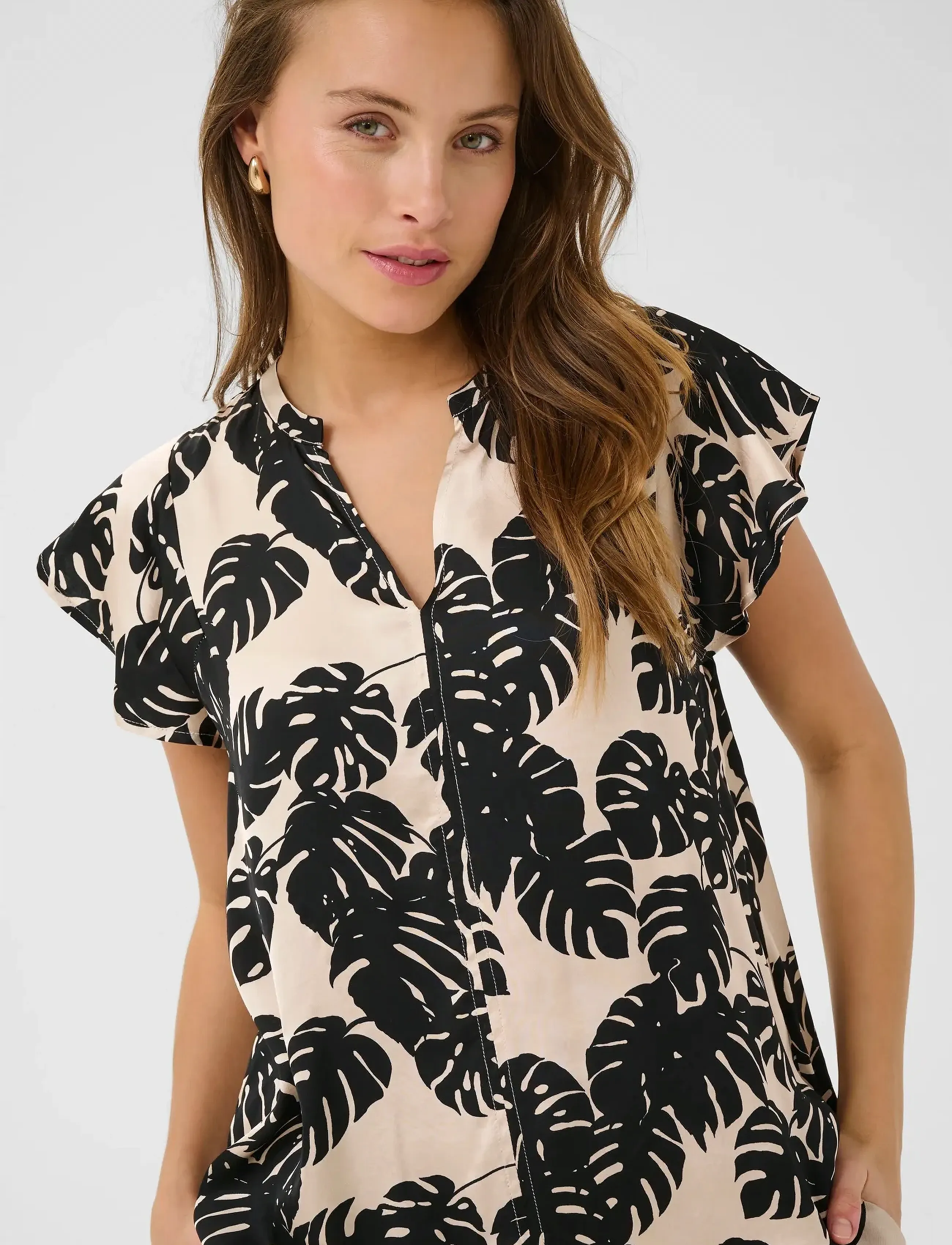 Culture - CUmiso Berna Capsleeve - kortærmede bluser - black palm leaves - 5