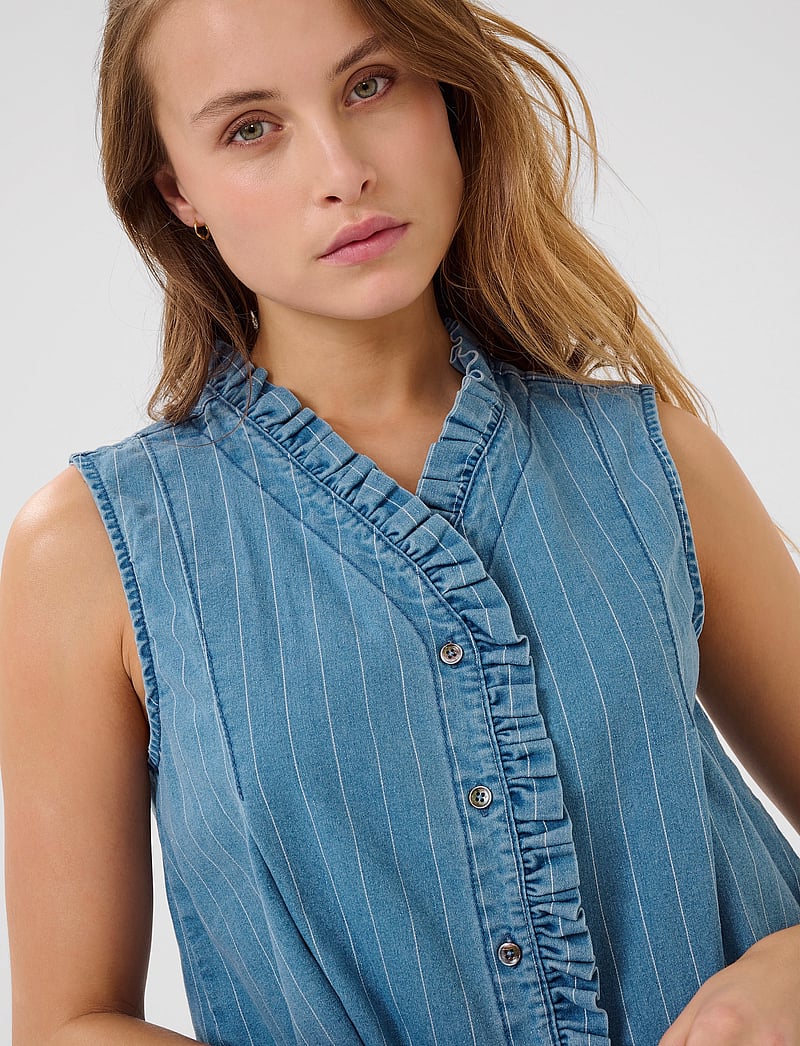 Culture - CUrenny Sleeveless Shirt - Ärmlösa blusar - light blue denim - 4