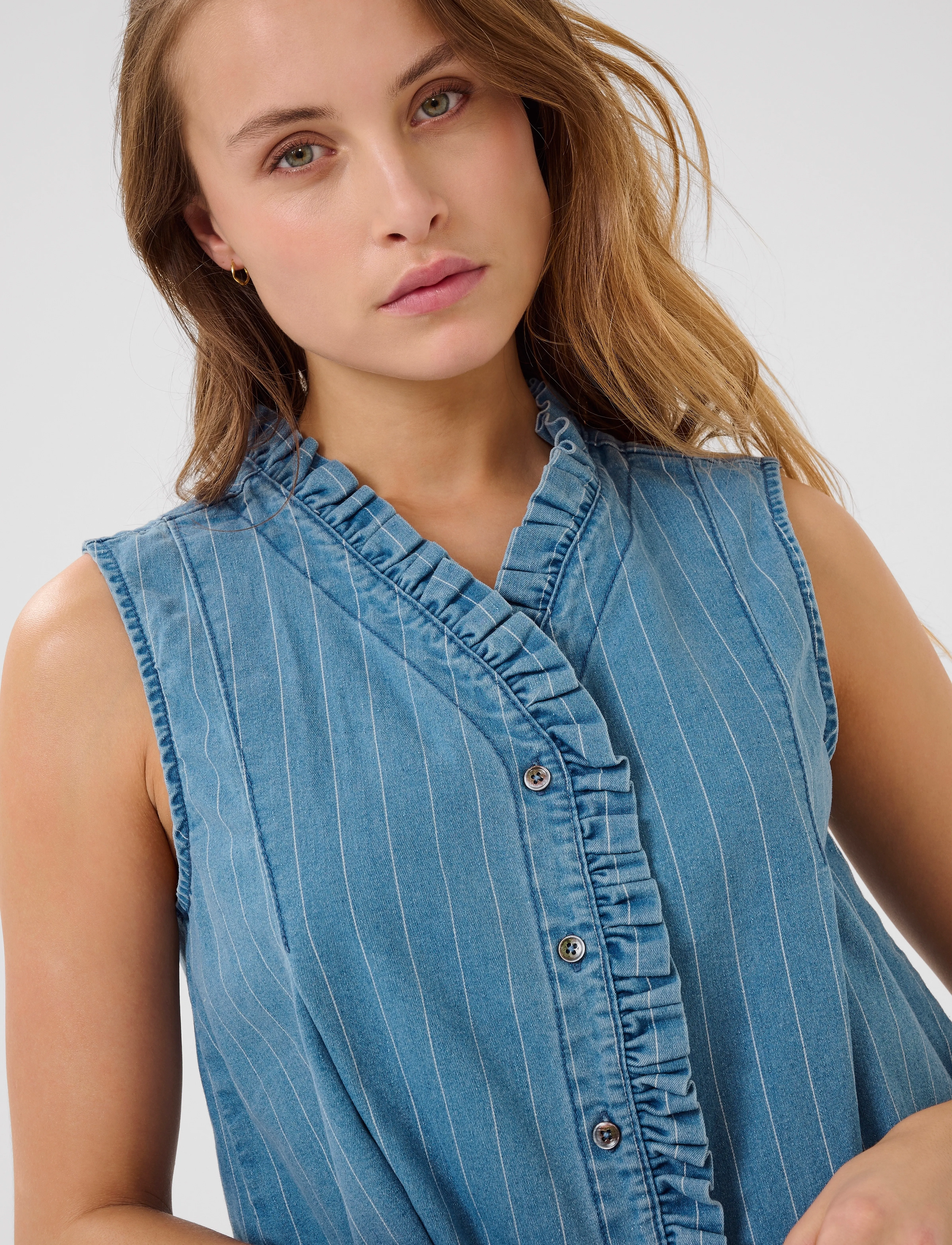 Culture - CUrenny Sleeveless Shirt - blouses sans manches - light blue denim - 4