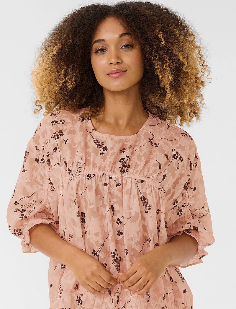 Culture - CUparis Blouse - kurzämlige blusen - pink/black flower - 0