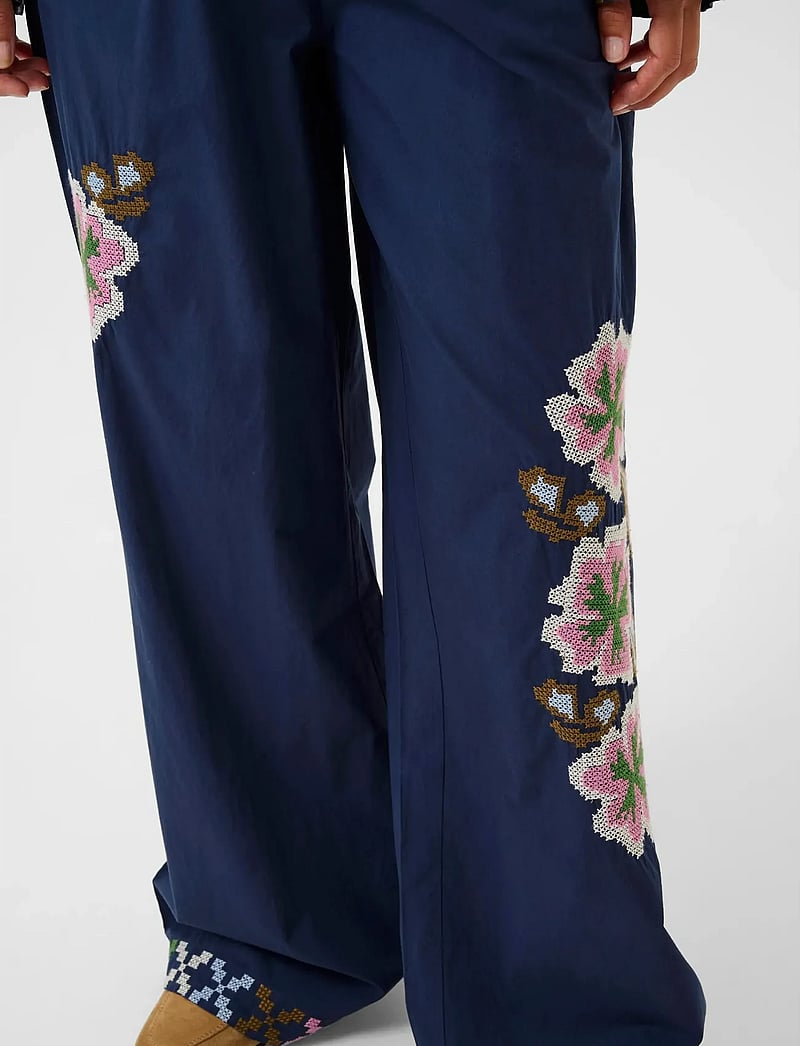 Culture - CUbreezy Pants - hosen mit weitem bein - dress blues - 5