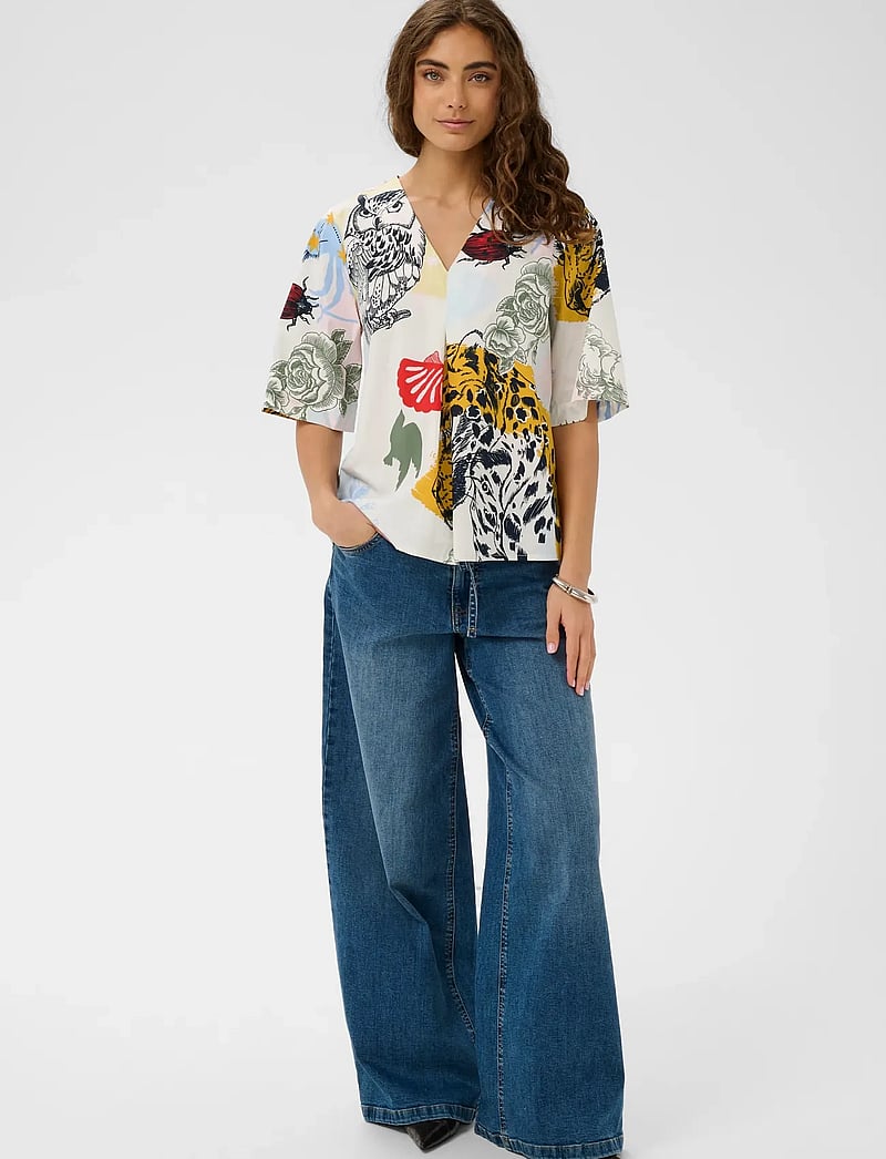 Culture - CUashmo Olena SS Blouse - kortærmede bluser - blue/red animal - 3