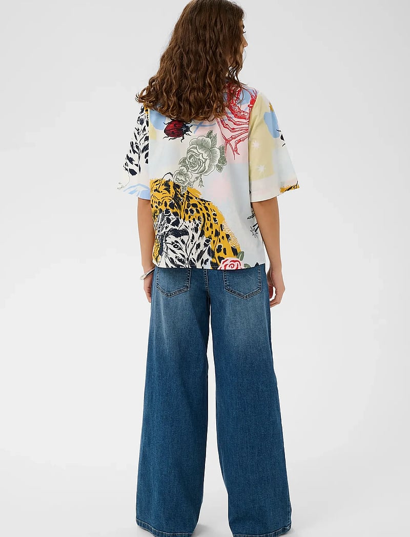 Culture - CUashmo Olena SS Blouse - kortærmede bluser - blue/red animal - 4