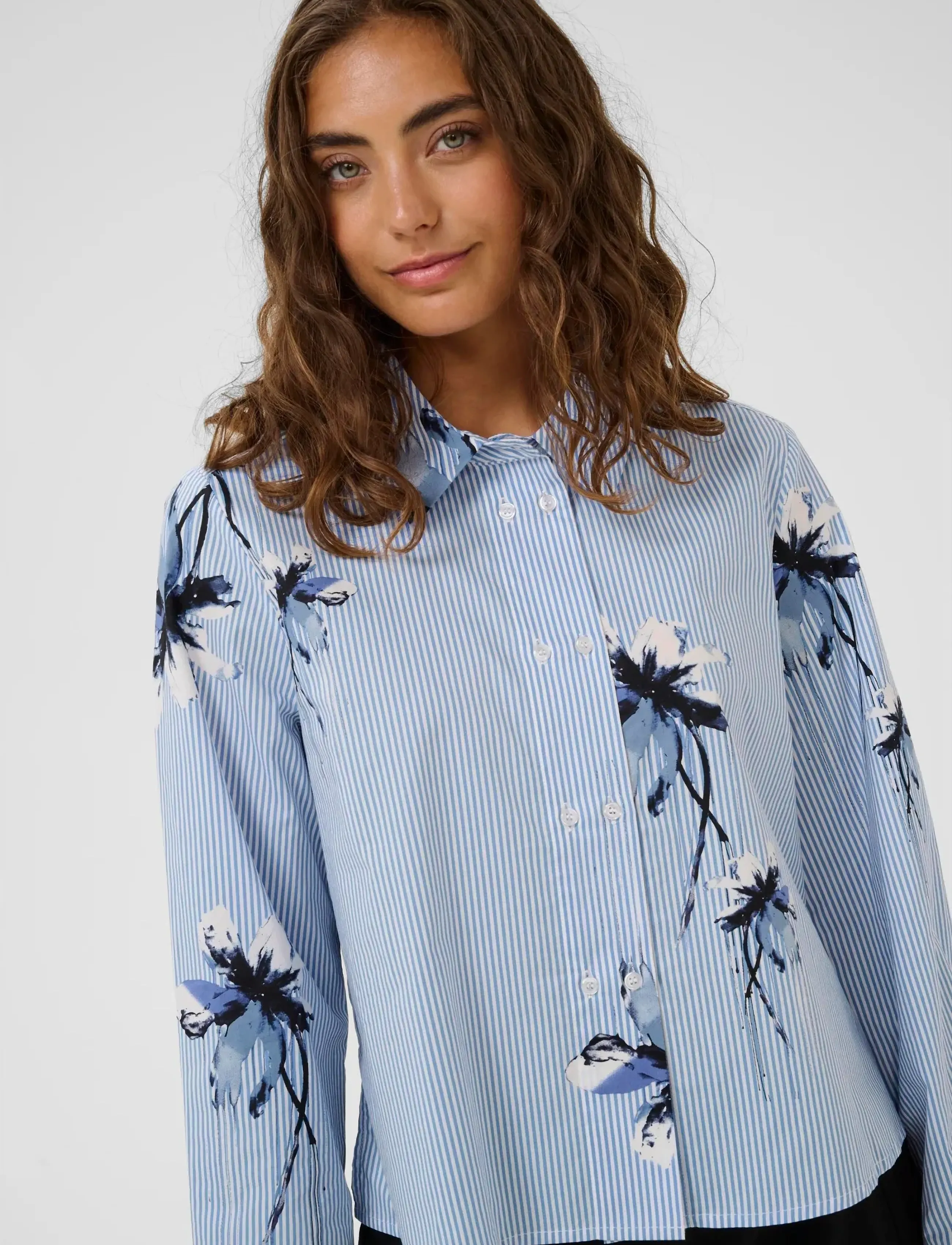 Culture - CUbrila Shirt - langærmede skjorter - blue flower stripe - 5
