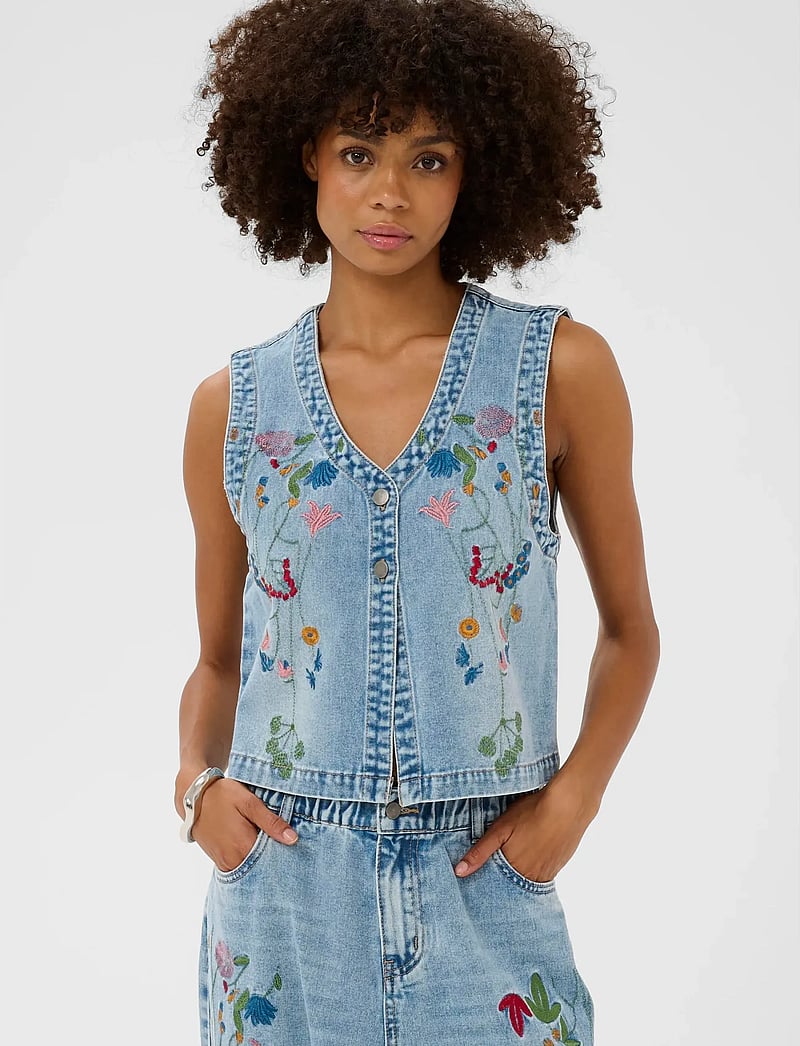 Culture - CUtiala Aniceta Embroidery Waistcoa - teksavestid - light blue wash - 0