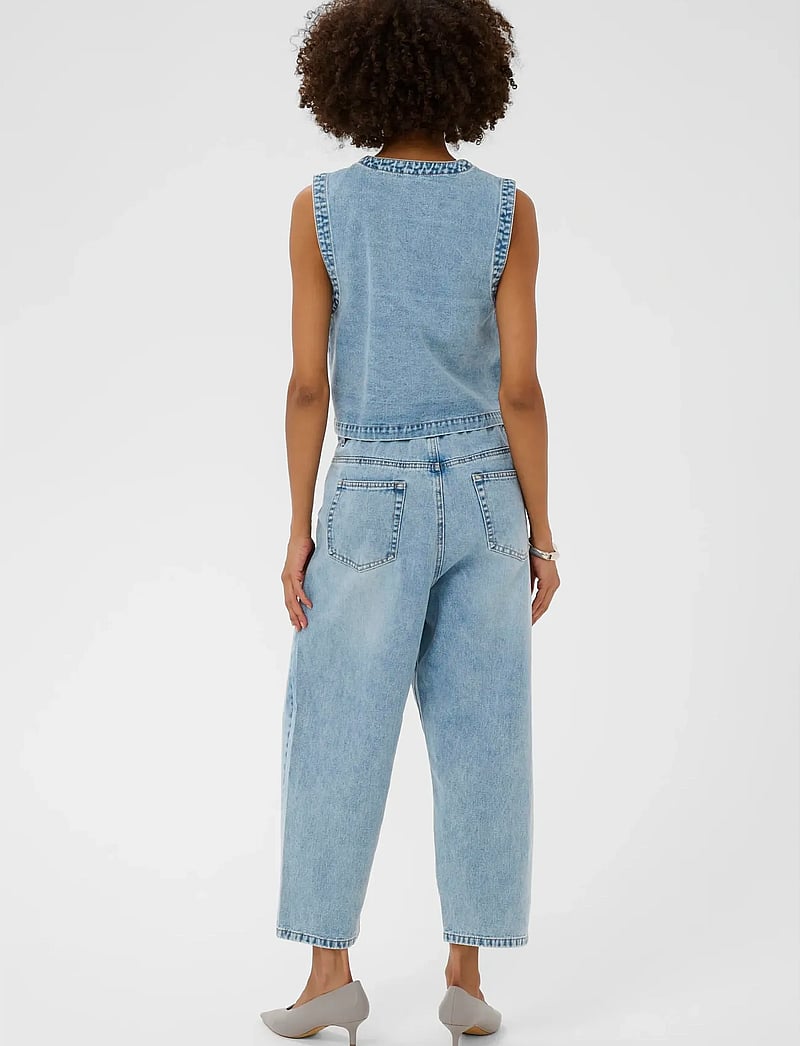 Culture - CUtiala Aniceta Embroidery Waistcoa - teksavestid - light blue wash - 4