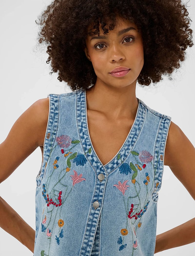 Culture - CUtiala Aniceta Embroidery Waistcoa - teksavestid - light blue wash - 5