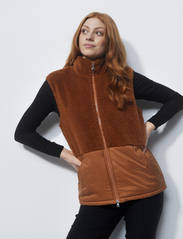Daily Sports - LECCE VEST - quilted vests - cinnamon - 2