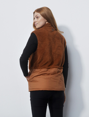 Daily Sports - LECCE VEST - quilted vests - cinnamon - 3