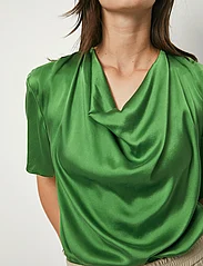 Dante6 - D6Keswick silk drapey top - t-shirts - basil green - 3