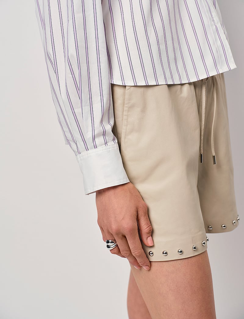 Dante6 - Dante6-Ginger studded leather shorts - nahast lühikesed püksid - sesame beige - 3