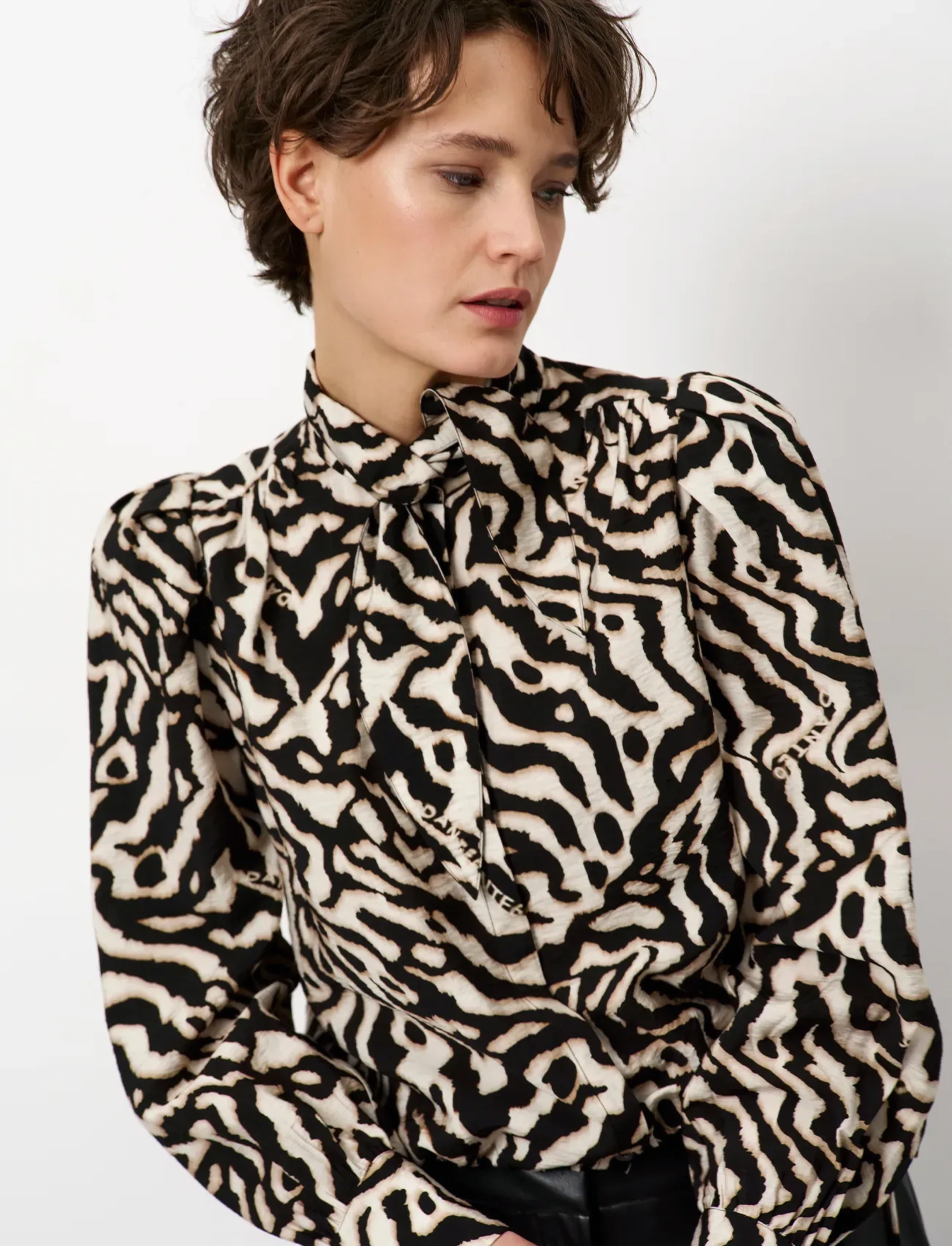 Dante6 - Dante6-Cheska printed  pussy bow blouse - long sleeved blouses - black/cream - 3