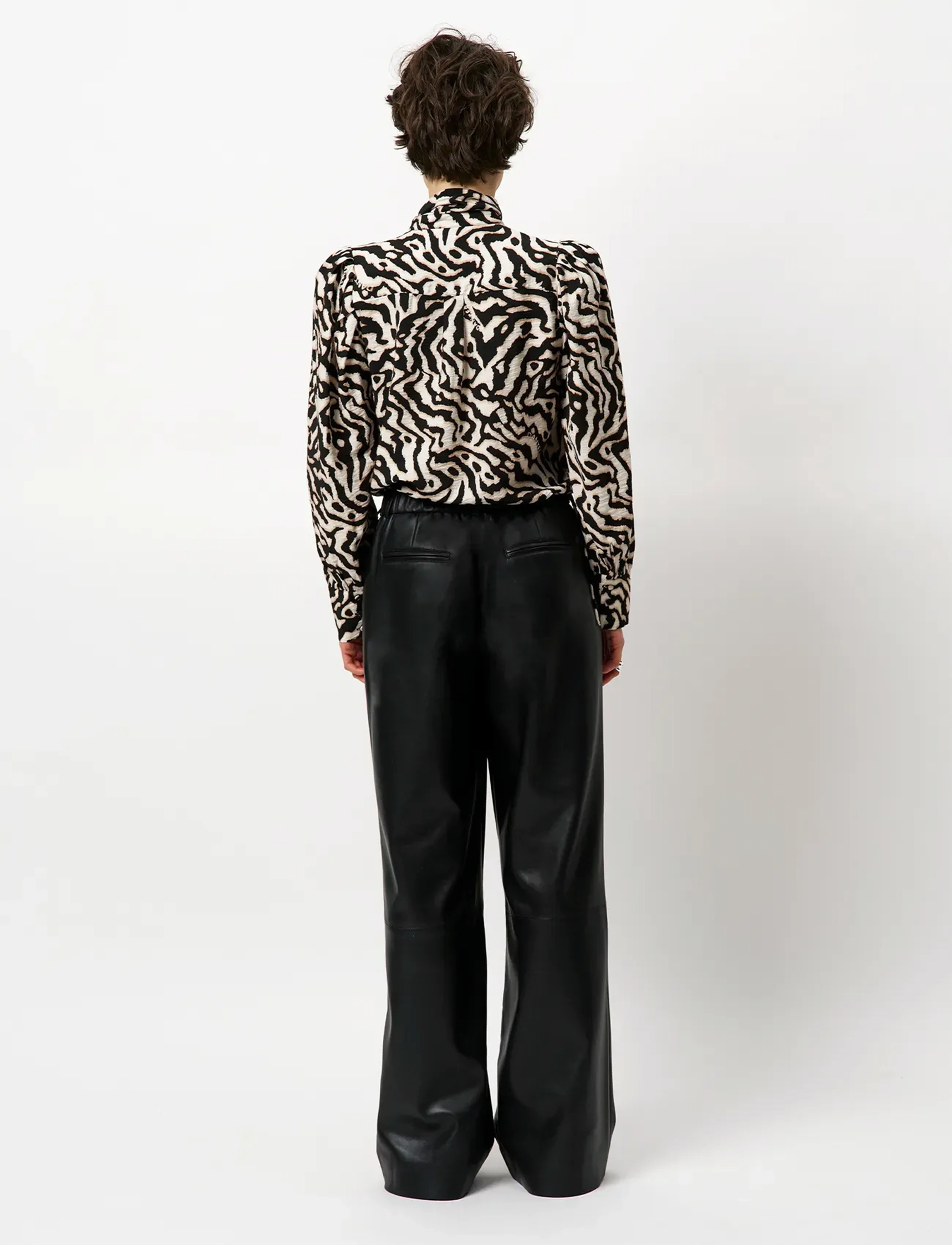 Dante6 - Dante6-Cheska printed  pussy bow blouse - long sleeved blouses - black/cream - 4