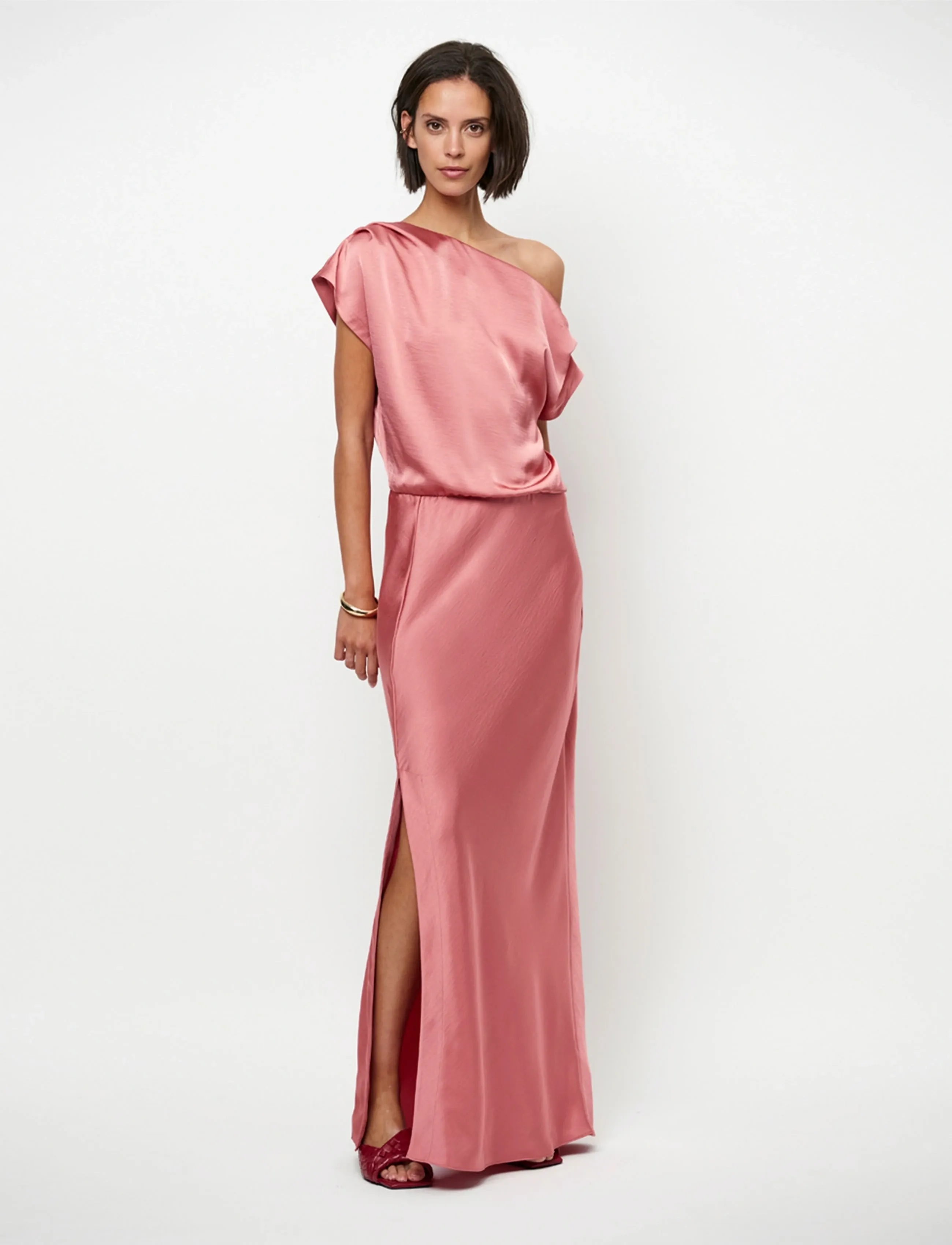 Dante6 -Epic Off-Shoulder Satin Maxi Dress, Kvinder, Off-Shoulder Satin Maxikjole, Koral, Str: 42