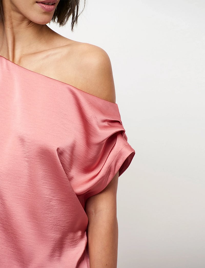 Dante6 - Dante6-Epic off-shoulder satin maxi dress - sukienki wieczorowe - coral blush - 4