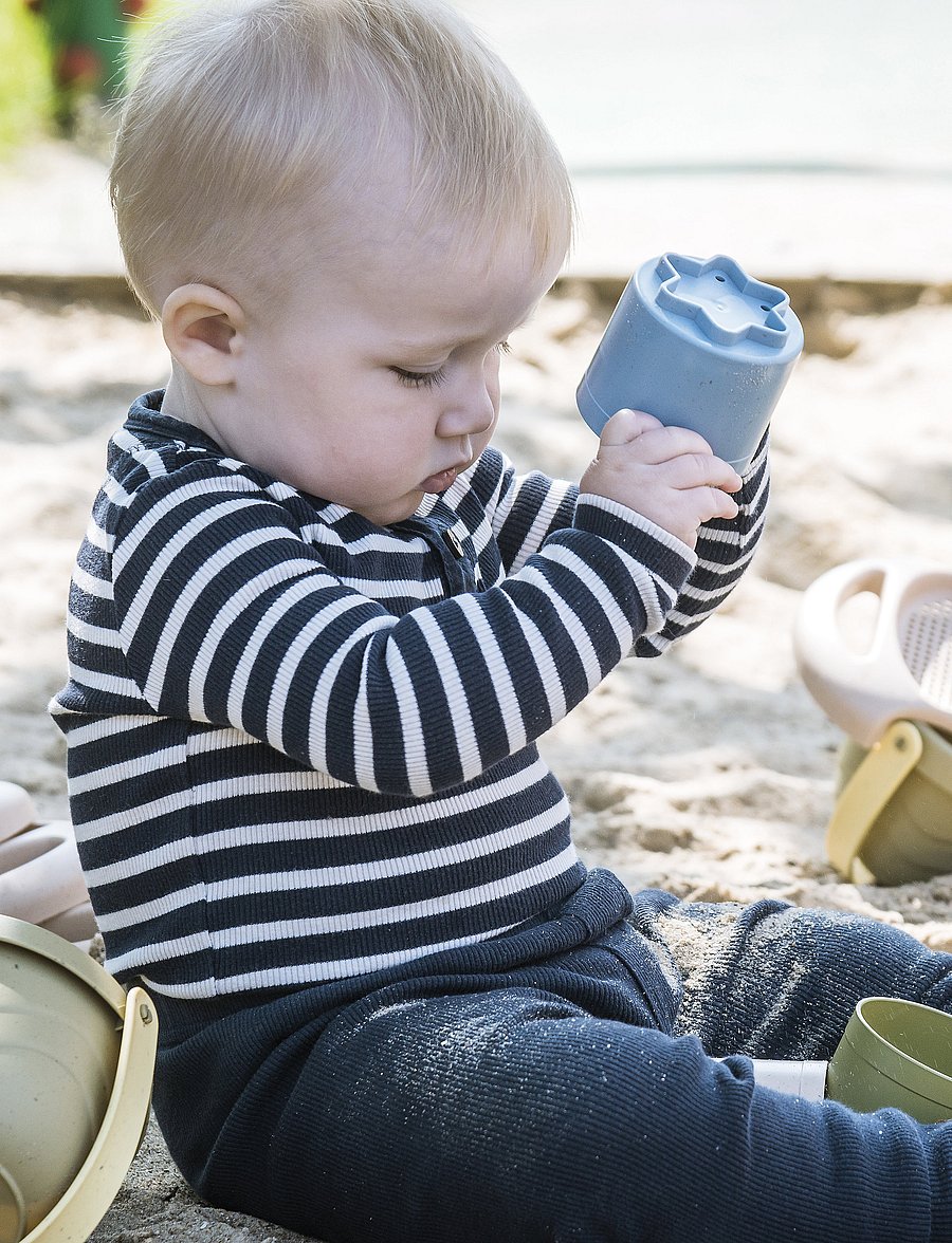 Dantoy - TINY BIO PLAY CUPS - 6+ MONTHS - stapelbare blokk - dusty-blue, army-green, dusty-pink, dusty-yellow, grey - 4