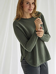Davida Cashmere - Curved Sweater - tröjor - army green - 2