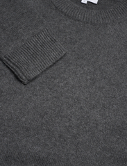 Davida Cashmere - Straight O-neck Sweater - džemperiai - dark grey - 2