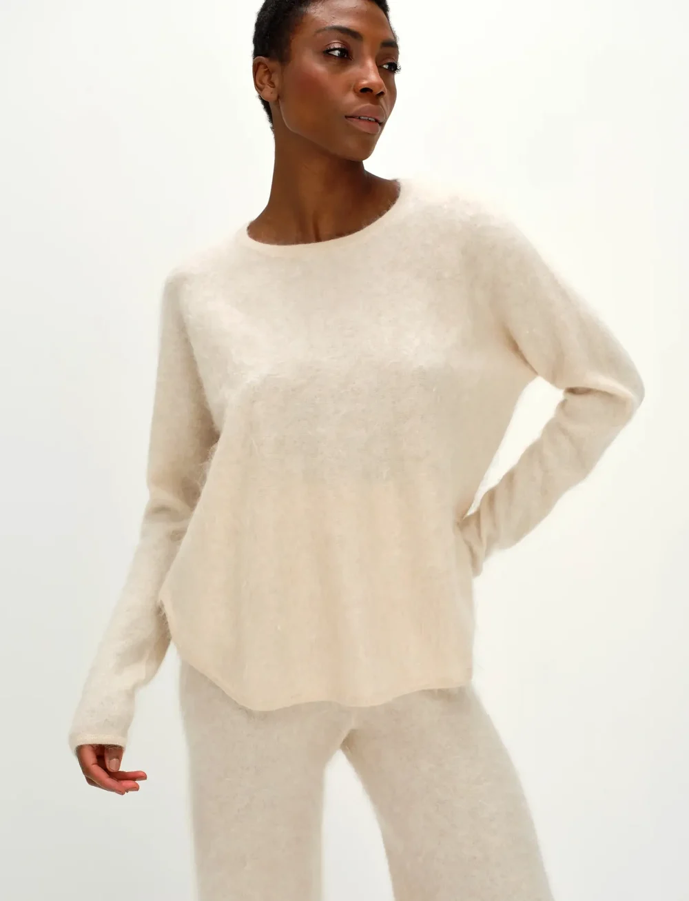 Davida Cashmere - Brushed Curved Sweater - cashmere - light beige - 4
