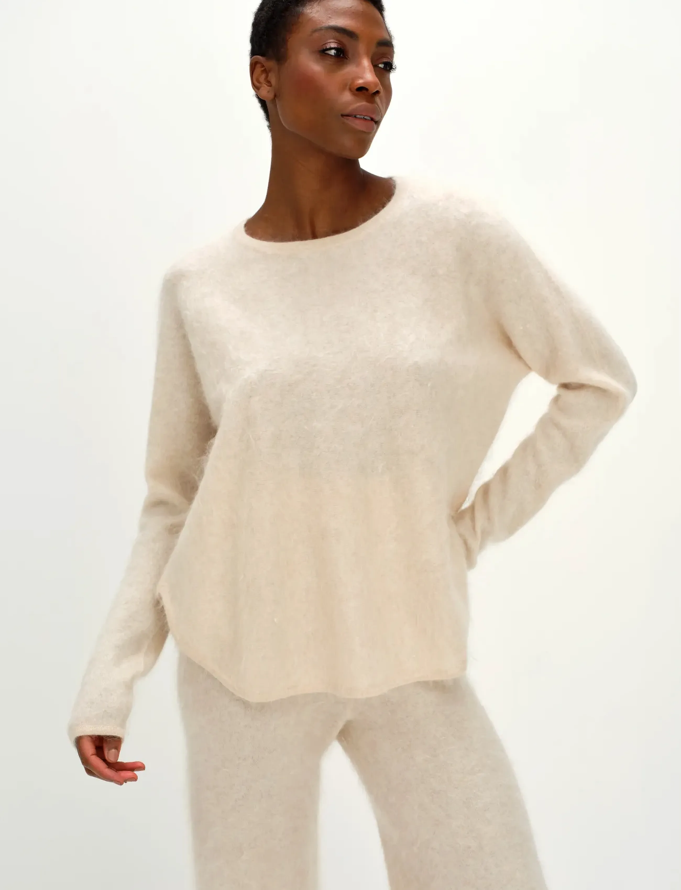Davida Cashmere - Brushed Curved Sweater - trøjer - light beige - 4