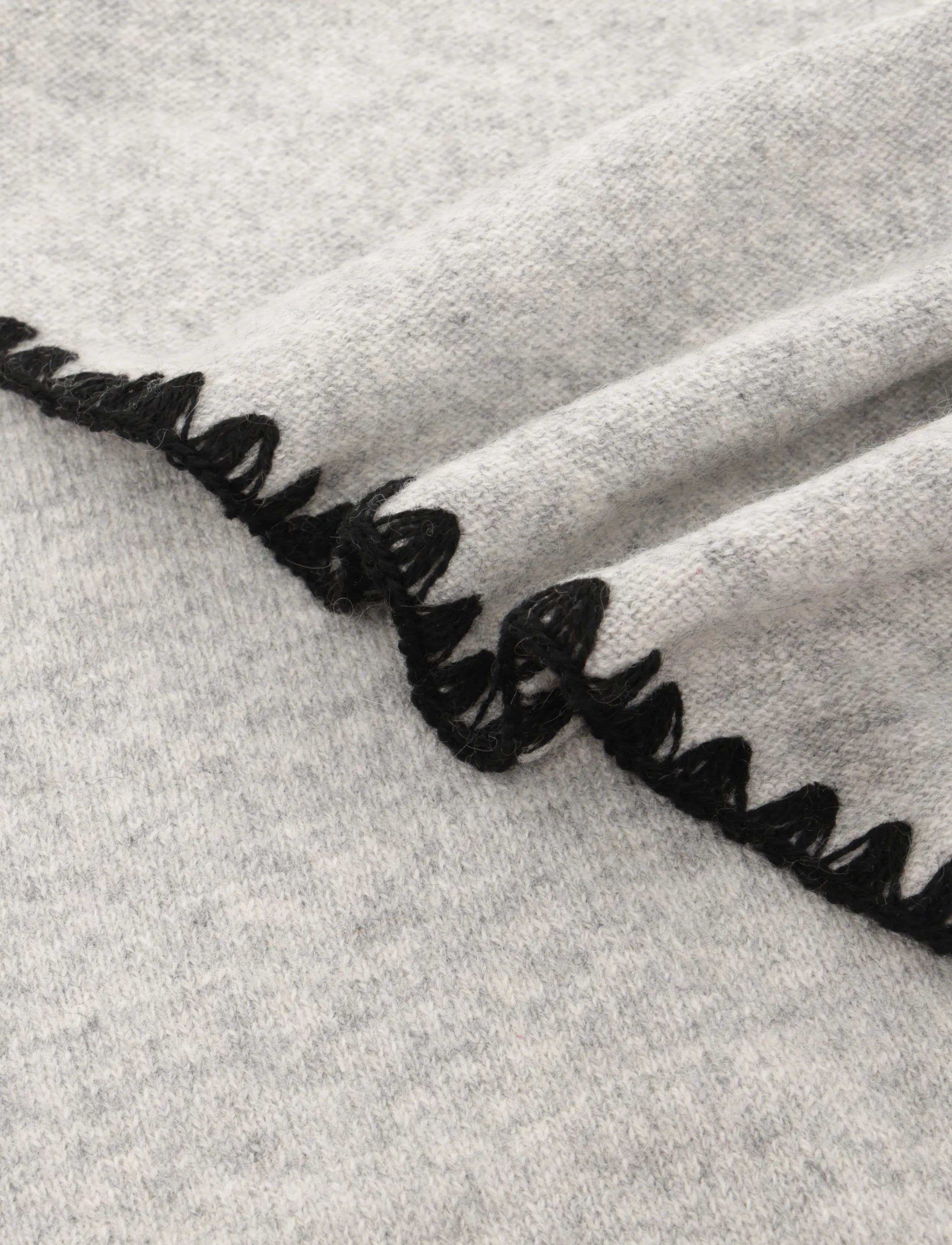 Davida Cashmere - scarf with black edge - halstørklæder - light grey - 2