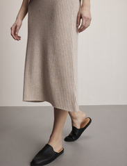 Davida Cashmere - Rib A-line Skirt - strikkede skjørt - light beige - 2