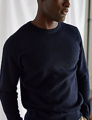 Davida Cashmere - Man O-neck Plain - basic knitwear - navy - 2